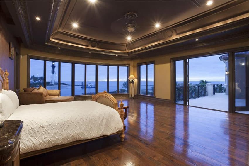 Phòng ngủ chính sang trọng với sàn gỗ sồi tối màu